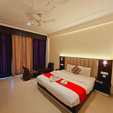 Hotel Kasauli View !! Balcony Rooms ! Terrace ! Restaurant ! Main Highway ! Garden !! エクステリア 写真