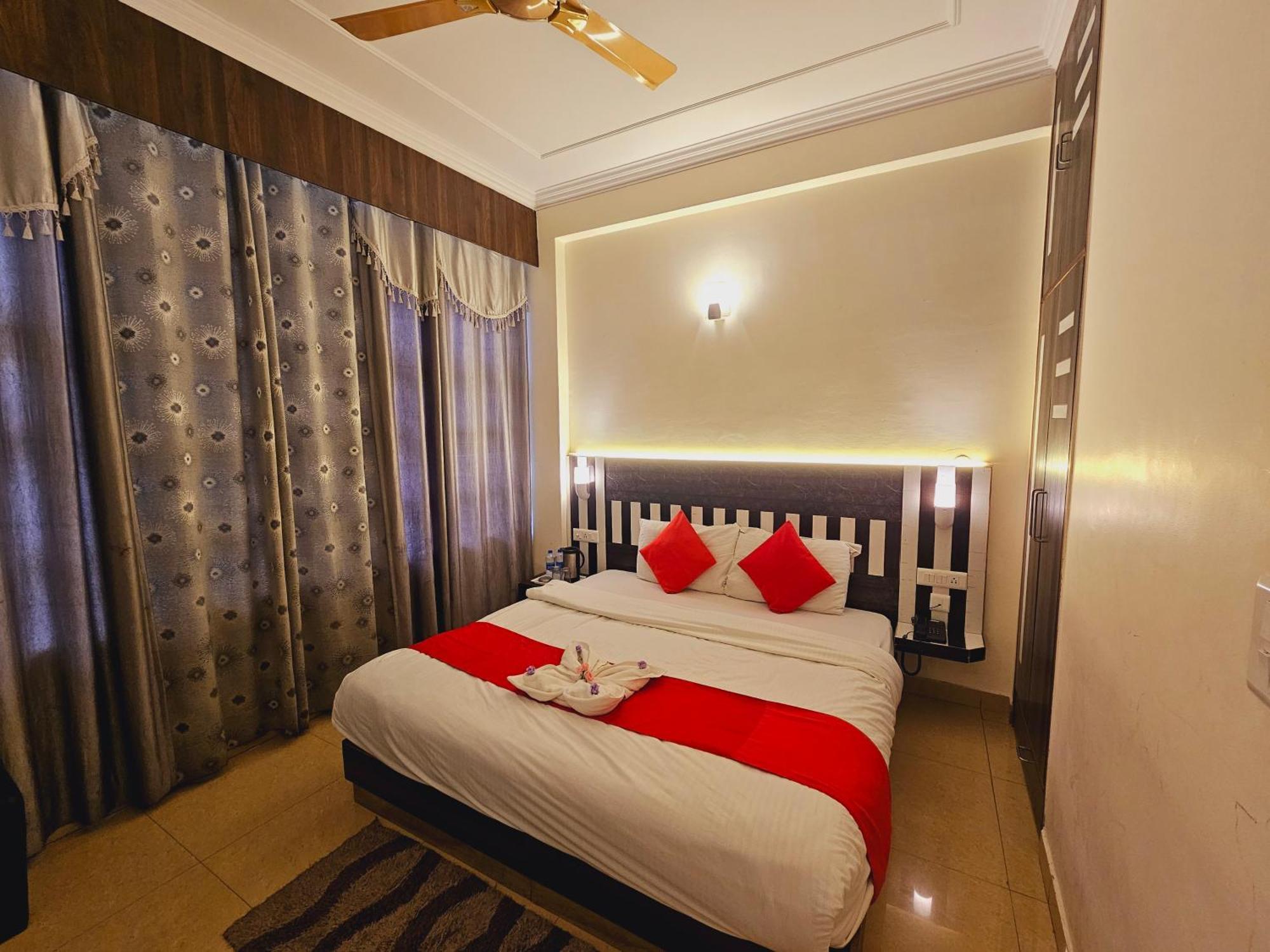 Hotel Kasauli View !! Balcony Rooms ! Terrace ! Restaurant ! Main Highway ! Garden !! エクステリア 写真