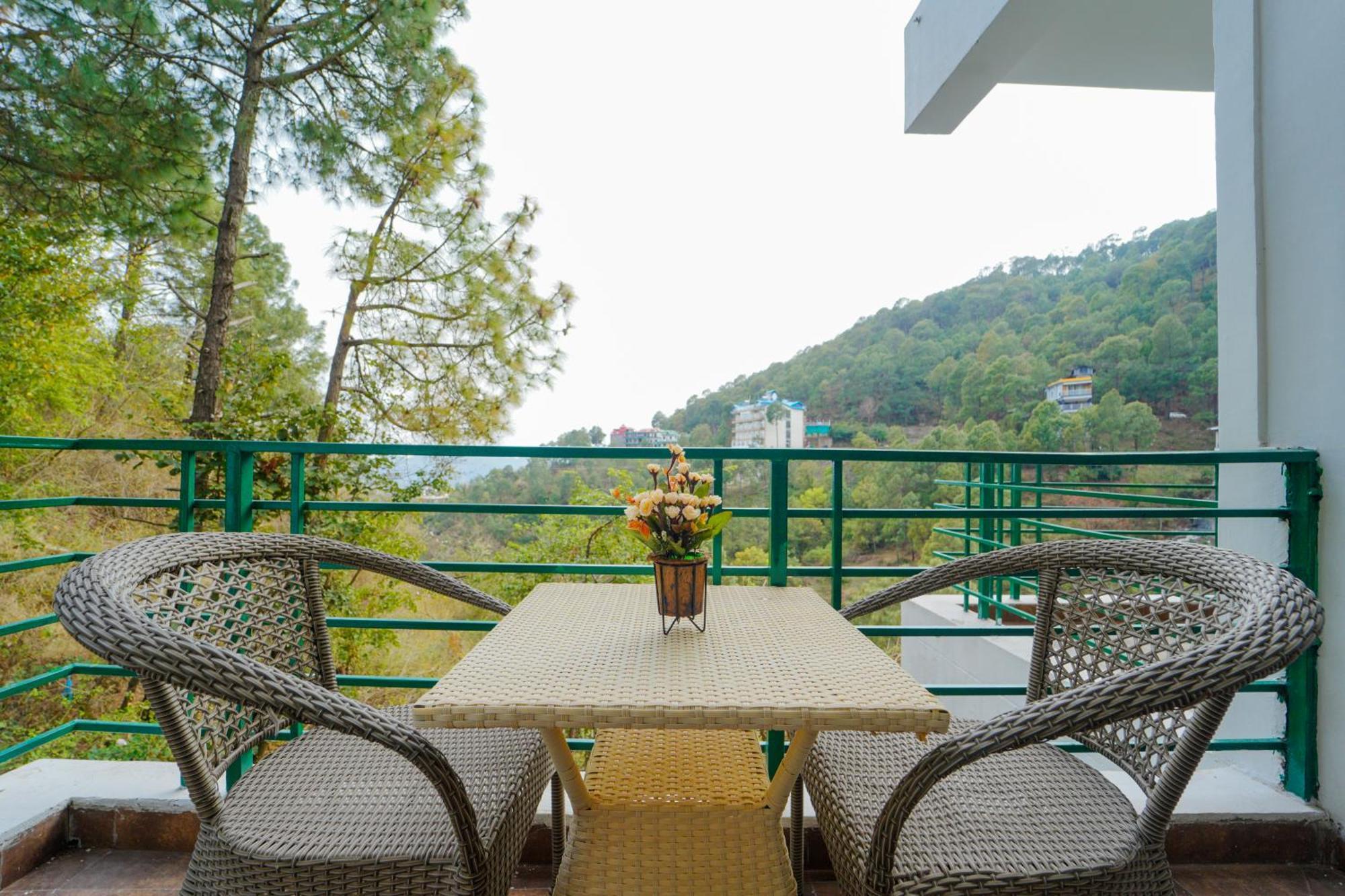 Hotel Kasauli View !! Balcony Rooms ! Terrace ! Restaurant ! Main Highway ! Garden !! エクステリア 写真