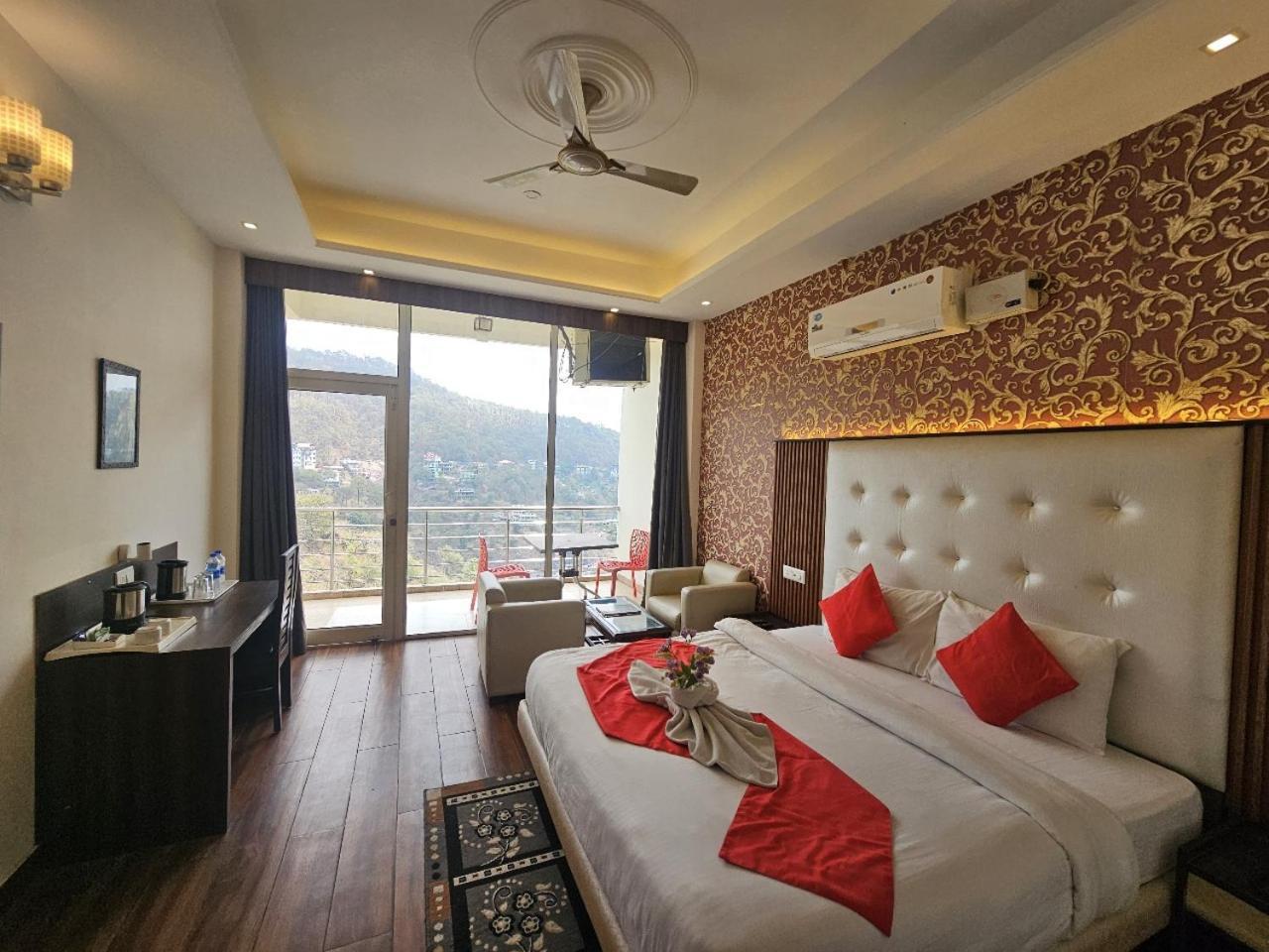 Hotel Kasauli View !! Balcony Rooms ! Terrace ! Restaurant ! Main Highway ! Garden !! エクステリア 写真