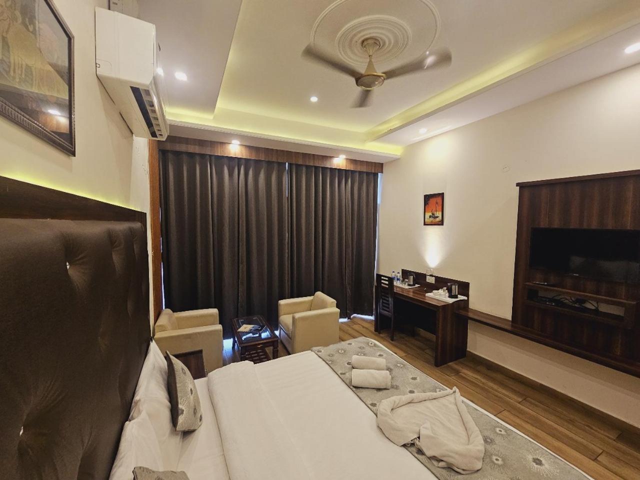 Hotel Kasauli View !! Balcony Rooms ! Terrace ! Restaurant ! Main Highway ! Garden !! エクステリア 写真