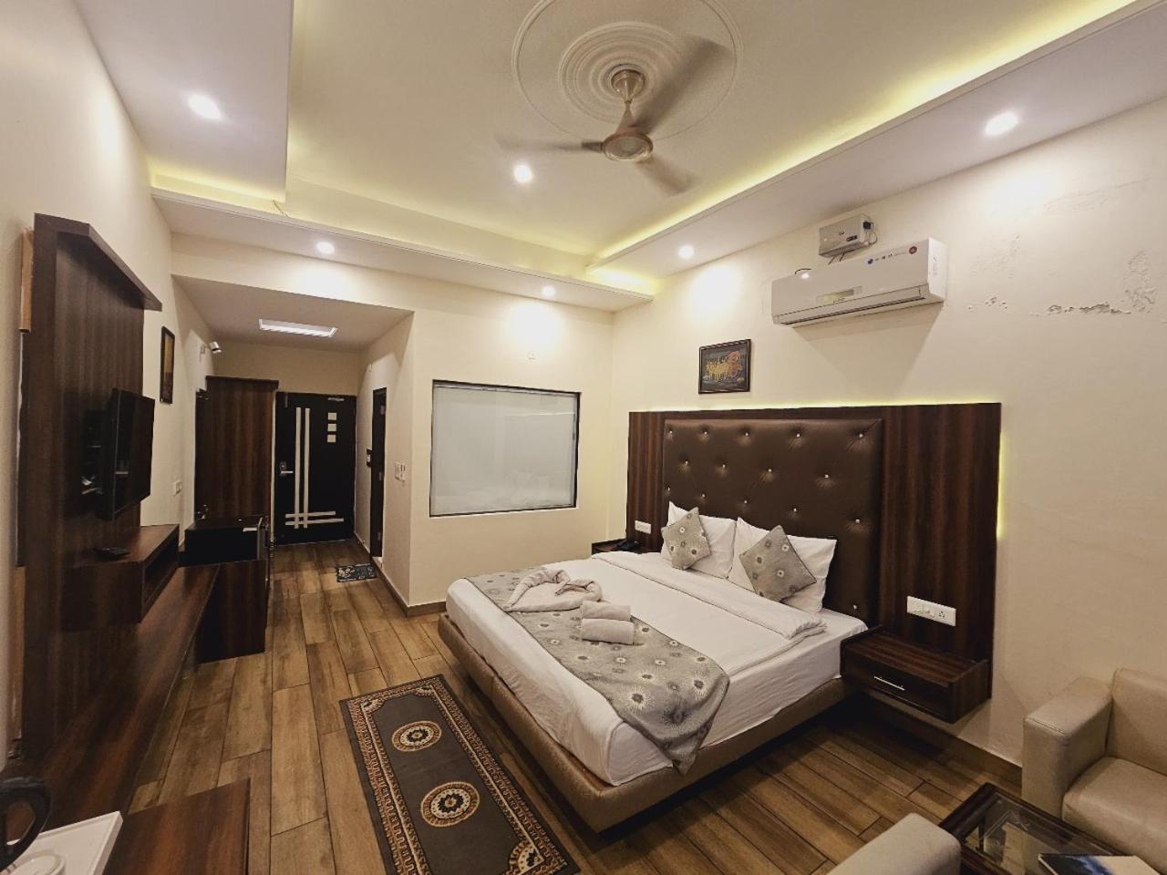 Hotel Kasauli View !! Balcony Rooms ! Terrace ! Restaurant ! Main Highway ! Garden !! エクステリア 写真