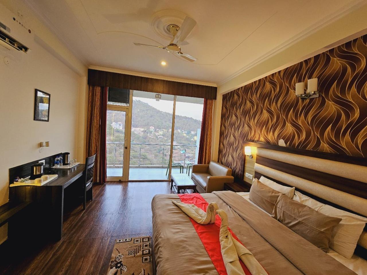 Hotel Kasauli View !! Balcony Rooms ! Terrace ! Restaurant ! Main Highway ! Garden !! エクステリア 写真